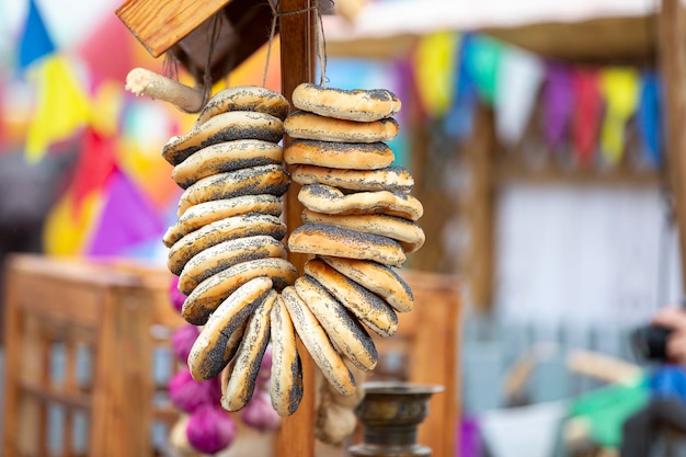 Bagels en un tocón de madera Montón de panecillos recién horneados