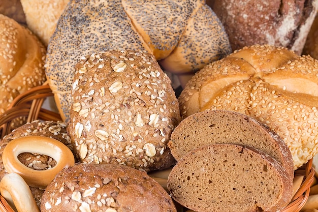 Bagels und Brot in einem Weidenkorb