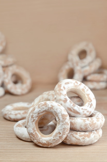 Bagels vitrificados na mesa de madeira