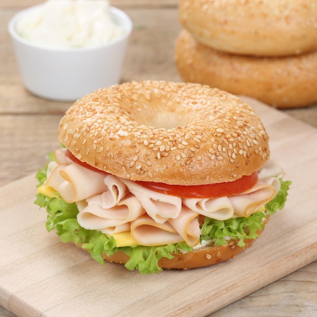 Bagelsandwich der gesunden Ernährung zum Frühstück mit Schinken