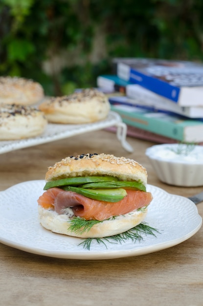 Bagelsandwich mit Lachs und Avocado