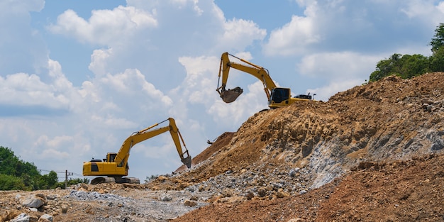 Bagger arbeiten im Freien unter blauem Himmel