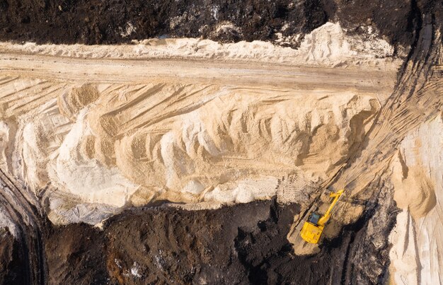 Bagger arbeitet auf der Baustelle