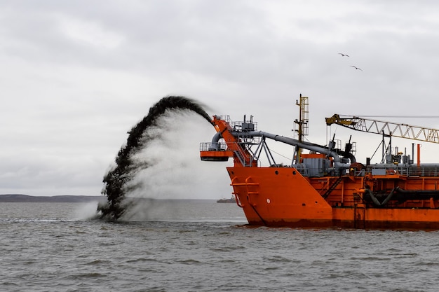 Bagger arbeitet auf See