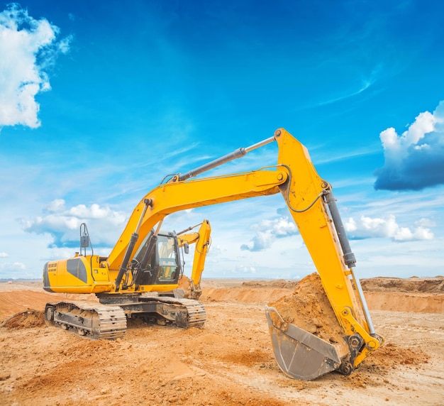 Bagger auf Baustelle und Himmelshintergrund