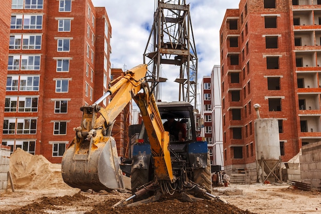 Foto bagger ebnet den boden auf einer baustelle