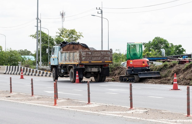 Bagger gräbt Boden auf der Straße