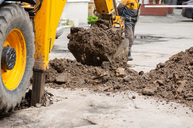 Bagger gräbt einen Graben