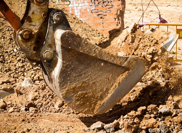 Bagger gräbt einen tiefen Graben