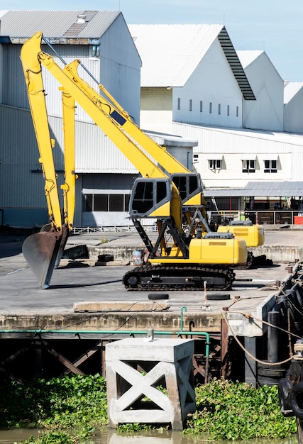 Bagger mit zwei gelben auf Dock