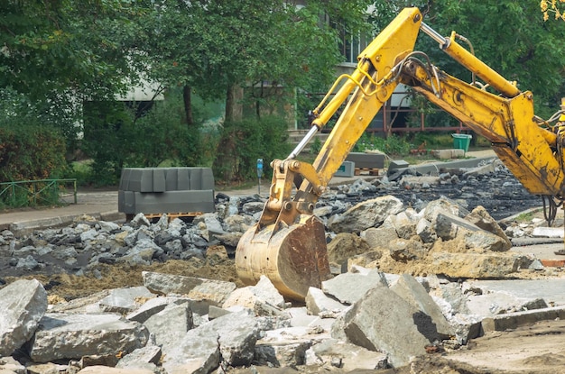 Bagger und alte Asphaltstraße