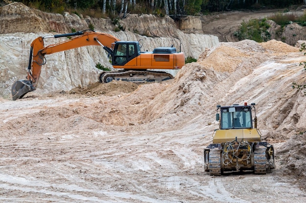 Bagger und Bulldozer im Tonsteinbruch