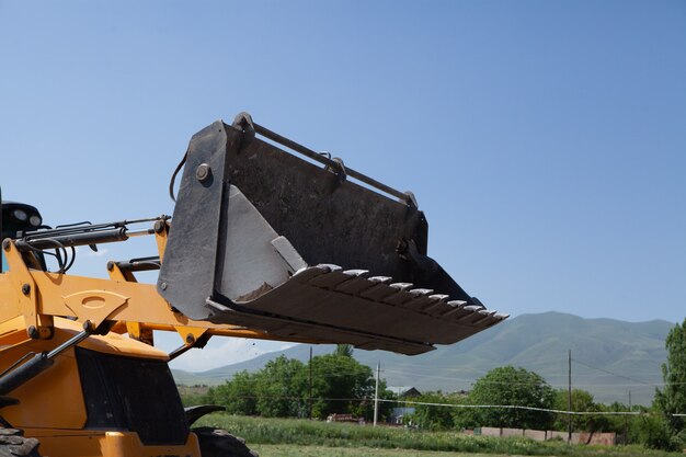 Bagger und Neubau im Feld. ein Haus bauen