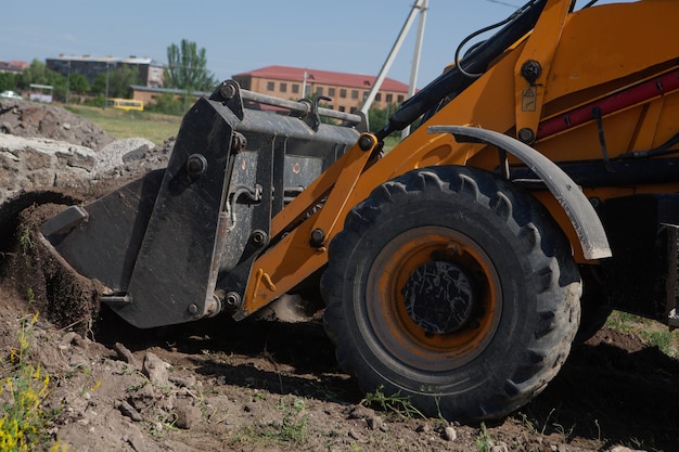 Bagger und Neubau im Feld. ein Haus bauen