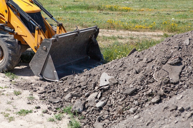 Bagger und Neubau im Feld