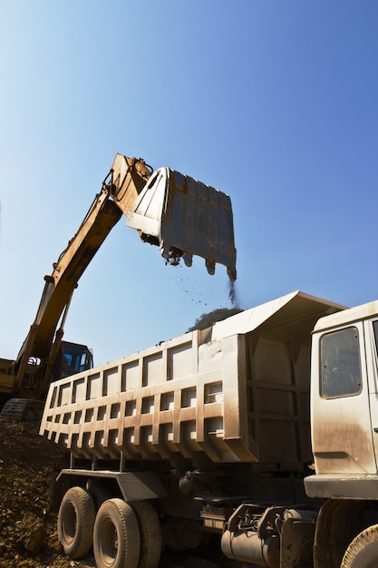 Foto baggerlader und lkw