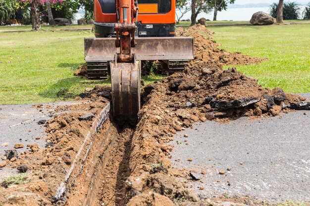 Baggermaschine arbeiten für das Graben des Bodens und reparieren Straße