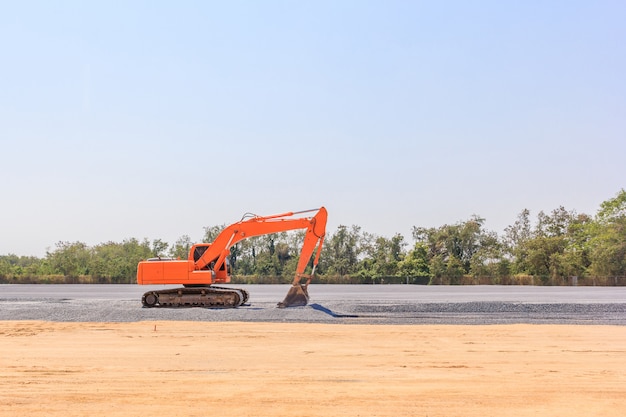 Baggermaschine auf einer Baustelle auf einer Baustelle gegen blauen Himmel