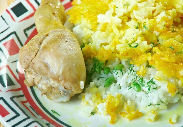 Baghali polo Arroz persa con pollo, habas