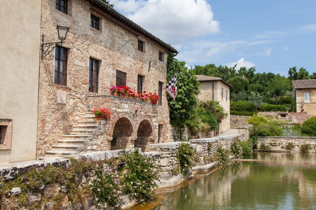 Foto bagno vignoni, antiguo pueblo toscano en val d'orcia, italia