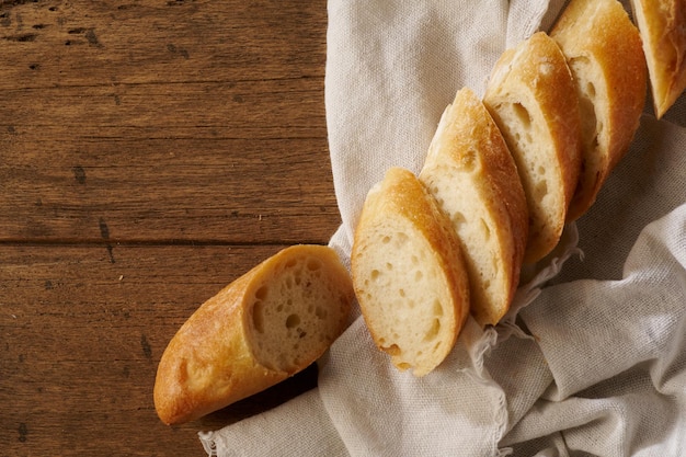 Baguete caseira fresca em um fundo de madeira