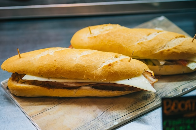 Baguete com queijo e frango no balcão da loja café da manhã espanhol