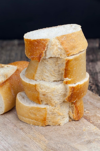 Foto baguete de pão de trigo fatiado, produtos de cereais, pão para cozinhar e nutrição