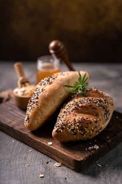 Baguete de pão integral fresco caseiro em guardanapo e mesa abstrata Pão Sourdough