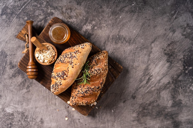 Baguete de pão integral fresco caseiro em guardanapo e mesa abstrata Pão Sourdough