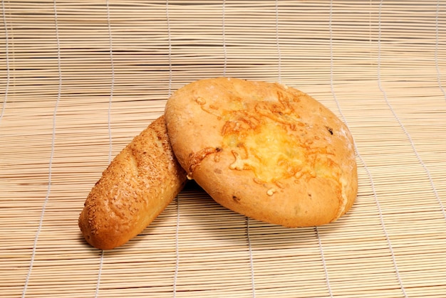 Baguete e pão francês com queijo