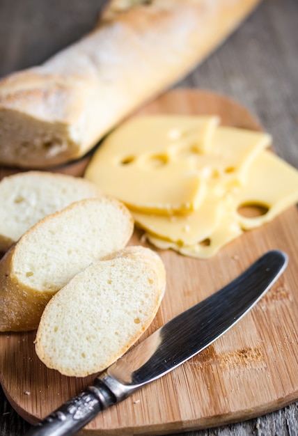 Baguete e queijo francês fatiado