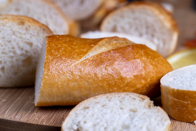 Baguete fatiada enquanto cozinha na cozinha