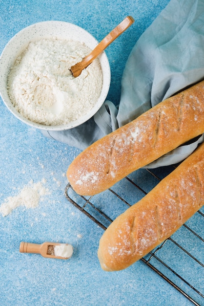 Baguete francesa caseira, comida caseira simples, vista superior