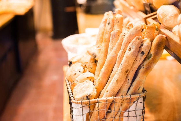 Baguete francesa e pão na cesta