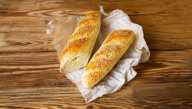 Baguete francesa em fundo branco de madeira