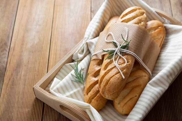 Baguete francesa na mesa de madeira