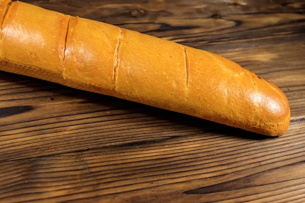 Foto baguete francesa na mesa de madeira