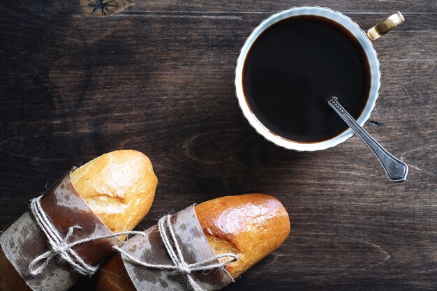 Baguete francesa recém-assada em uma mesa de madeira para o café da manhã