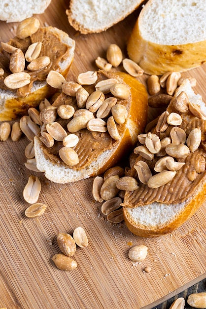 Baguete fresca de trigo e pasta de amendoim