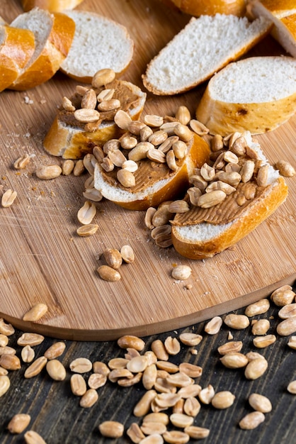 Baguete fresca de trigo e pasta de amendoim