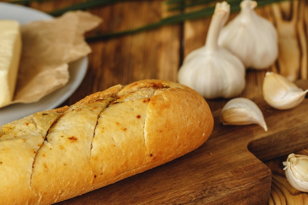 Baguete fresca fatiada com óleo de alho e ervas