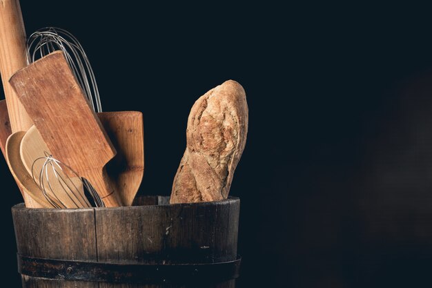 Baguete fresco e utensílios de cozinha