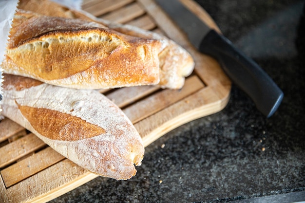 baguete pão fresco francês porção fresca refeição saudável comida dieta lanche na mesa comida