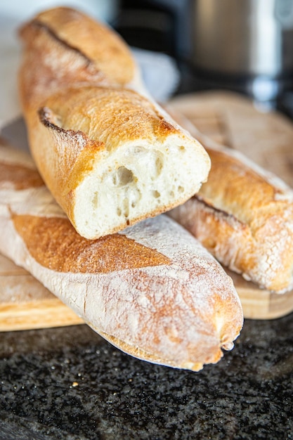 baguete pão fresco francês porção fresca refeição saudável comida dieta lanche na mesa comida