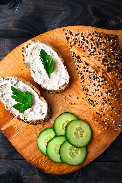 Baguete, sanduíches e fatias de pepino