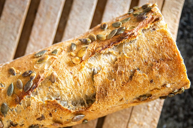 baguete sementes de abóbora pão fresco francês porção fresca refeição saudável comida dieta lanche na mesa