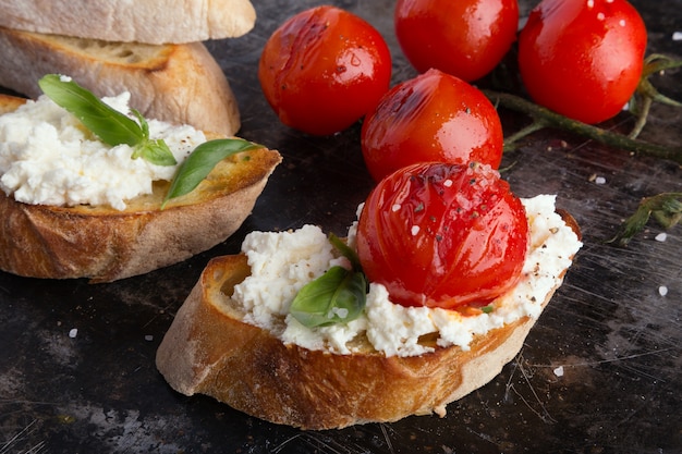 Foto baguete torrada com queijo, tomate e manjericão