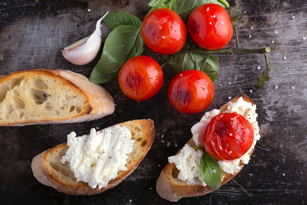 Foto baguete torrado com queijo e tomate