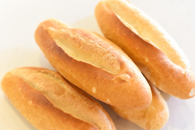 Baguete tradicional vietnamita Banh Mi em fundo branco