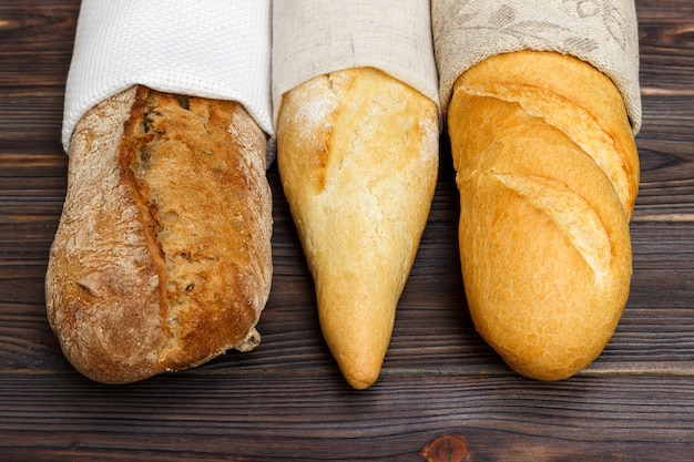 Baguetes caseiros na mesa de madeira. fechar-se